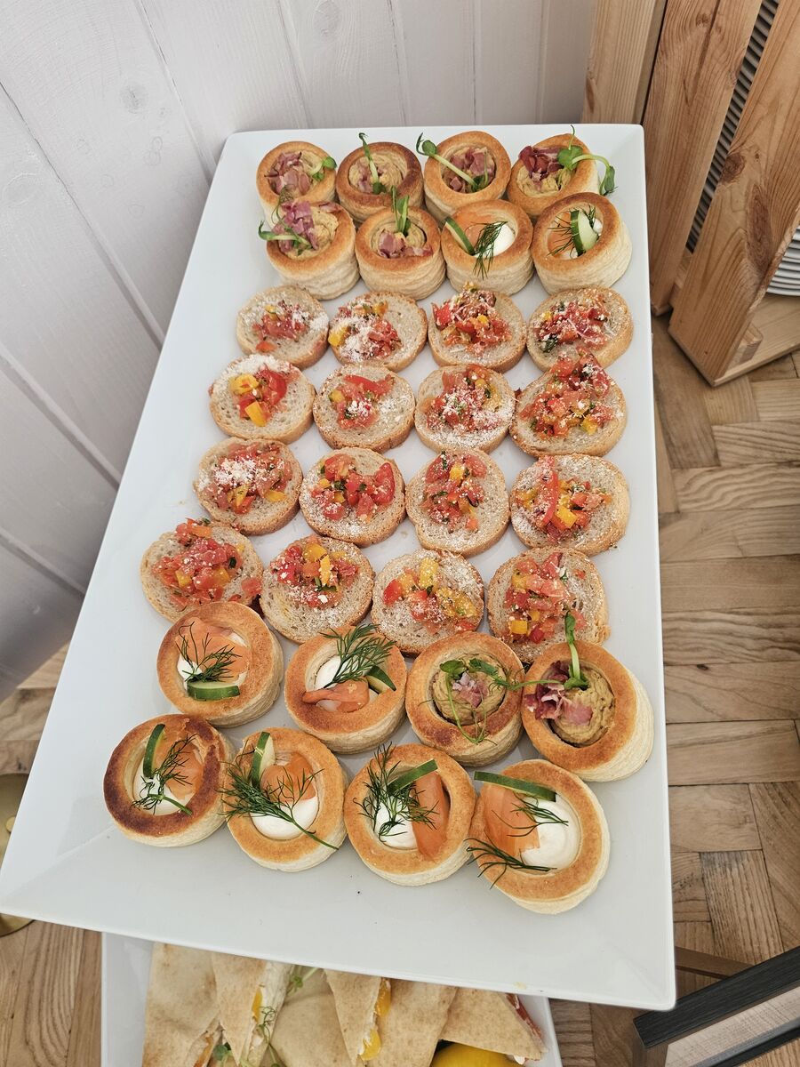 Tartaletki finger food na tacy