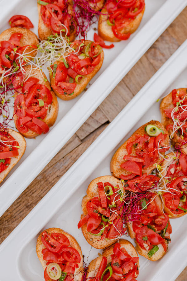 Realizacja weselna byJelonek: finger food na tacach