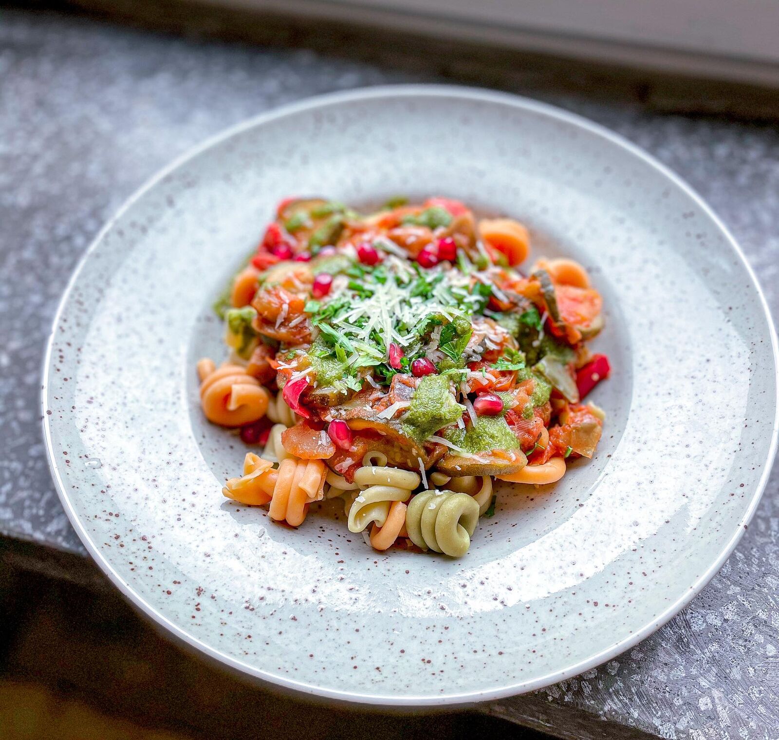 Makaron z łososiem i świeżymi ziołami na talerzu w bistro Gronostajowa 7