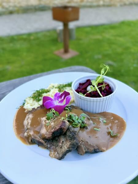 Danie obiadowe z sosem, puree i buraczkami serwowane w ogródku