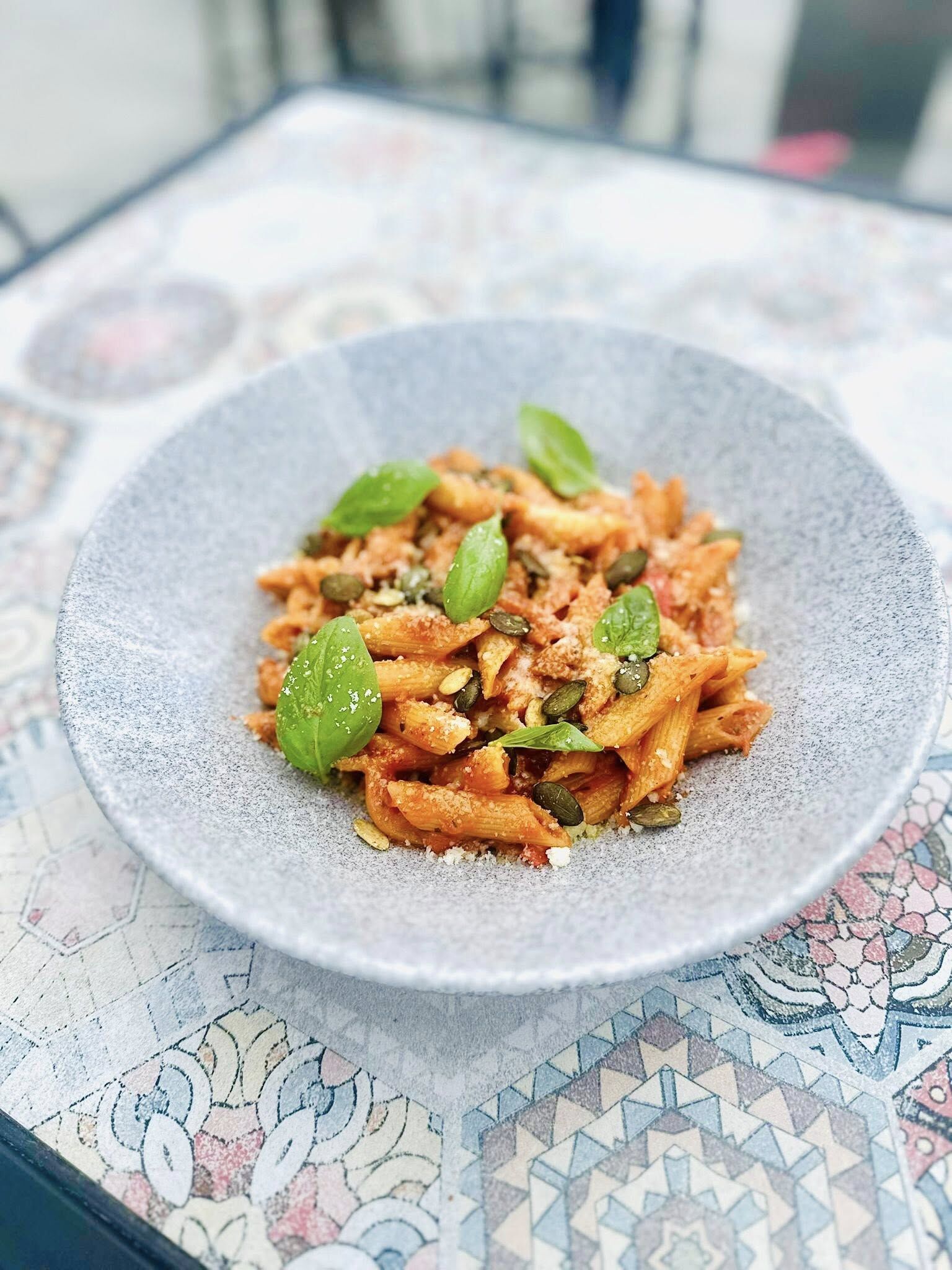 Penne w sosie pomidorowym z parmezanem i bazylią