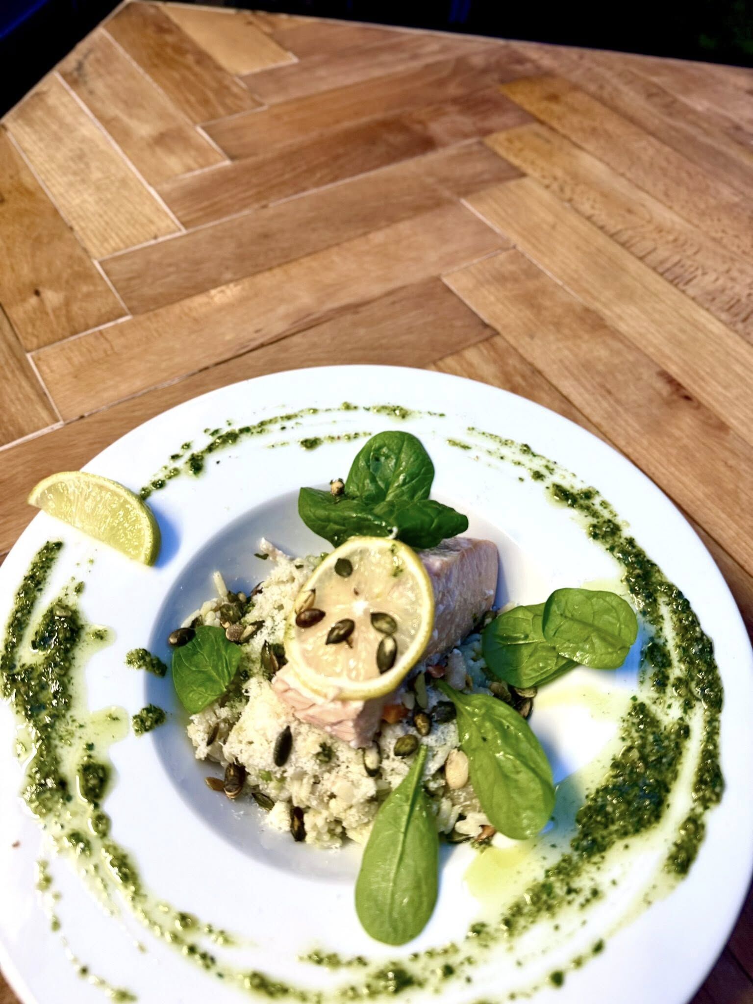 Danie z zielonym pesto i świeżym szpinakiem
