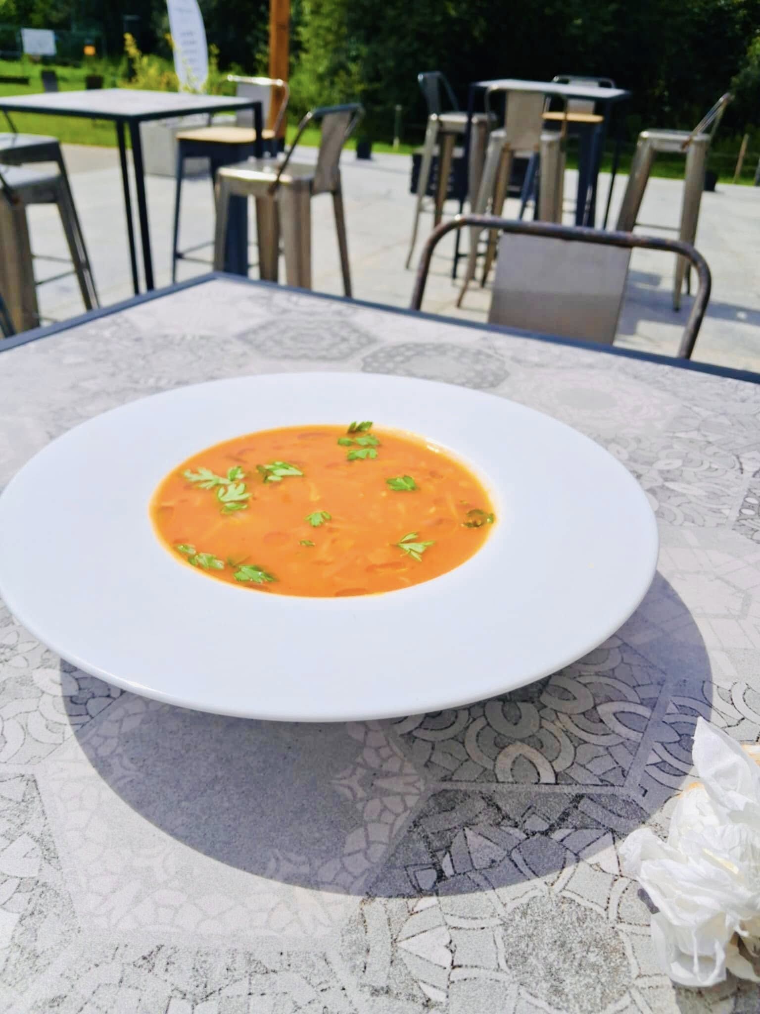 Zupa krem z pomidorów na stoliku na tarasie bistro