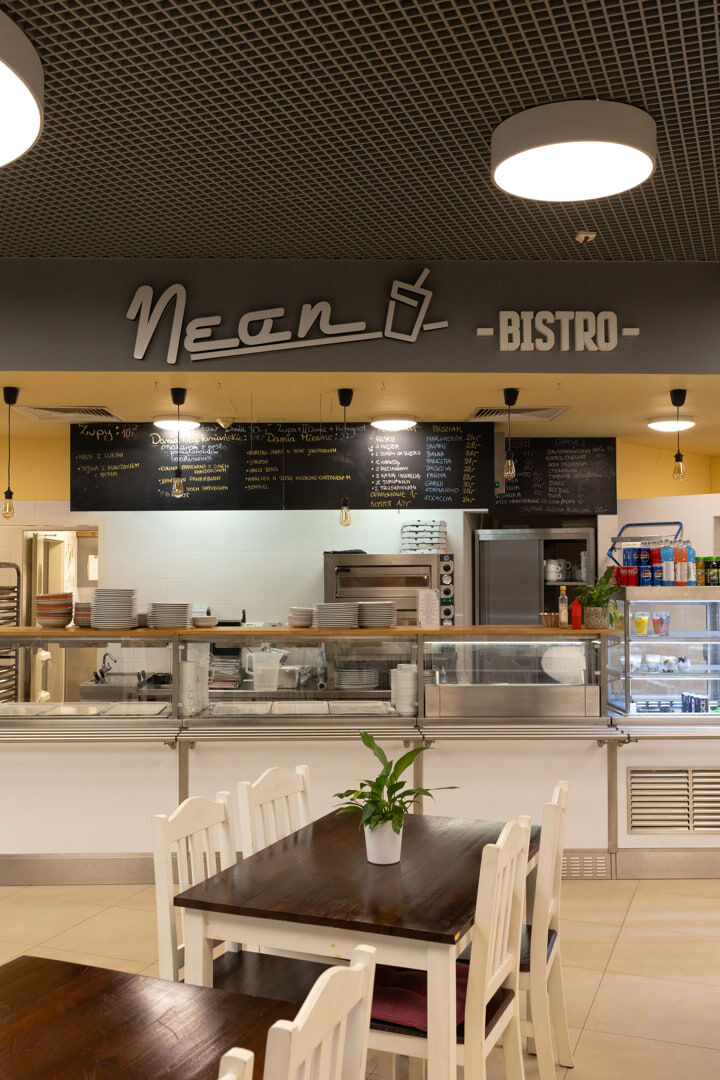 Lada Neon Bistro z tablicami menu i podświetlanym logo Neon