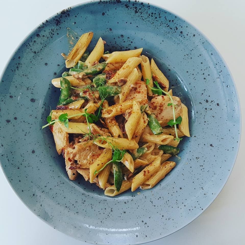 Penne z kurczakiem, fasolką szparagową i mikroziołami