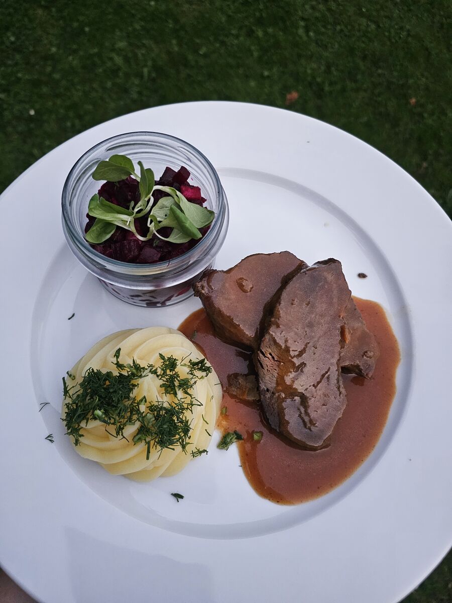 Obiad weselny: pieczeń w sosie z puree ziemniaczanym